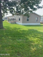1302 12th Ave SW, Watertown, SD 57201