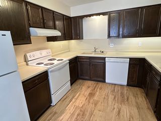 Spacious, Friendly Kitchen. Undercounted LED Lighting.