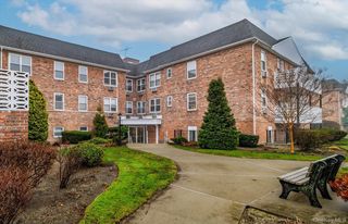 2 Fowler Ave #211, Lynbrook, NY 11563