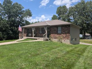 2 SE 9th St #B, Lees Summit, MO 64063
