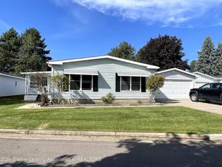 102 Saint Ives N, Lansing, MI 48906