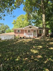 23 Pleasant Ln, Fairview Heights, IL 62208