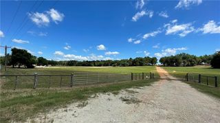 204 Highland Dr, Cameron, TX 76520