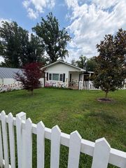 35 Pickett Hill St, Clayton, GA 30525