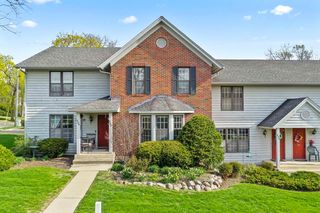 322 W  South St, Woodstock, IL 60098
