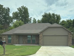 2709 SW Wolf Run Dr, Claremore, OK 74019