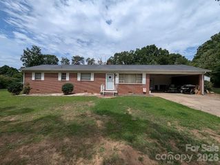 4835 Salisbury St, Hickory, NC 28601