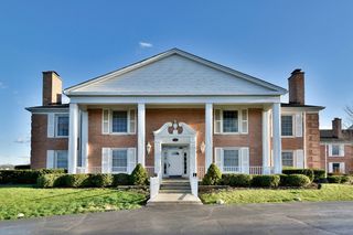 116 Carriage Way Dr #215A, Willowbrook, IL 60527