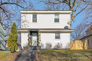 707 Oakdale St SE, Grand Rapids, MI 49507