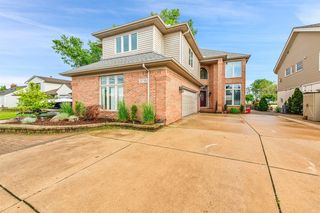37701 Huron Pointe Dr, Harrison Township, MI 48045