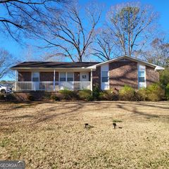 111 Leta Ln, Valley, AL 36854