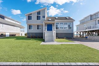 23-23 Shinnecock Rd, East Quogue, NY 11942
