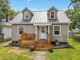 418 6th St, Baraboo, WI 53913