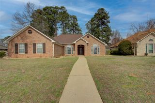 122 Corley Cir, Wake Village, TX 75501