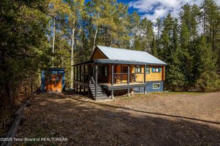 704 Sunset Dr, Alpine, WY 83128