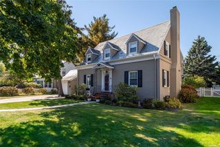 10 Knollwood Road, Rockville Centre, NY 11570