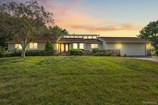 4337 Ravinewood Dr, Commerce Township, MI 48382