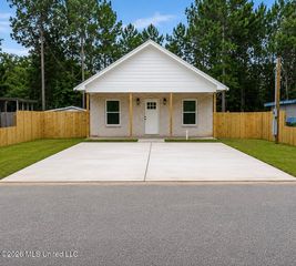 1805 Broadmoor Dr, Gautier, MS 39553