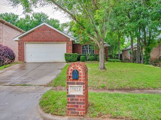 7024 Park Green Dr, Arlington, TX 76001