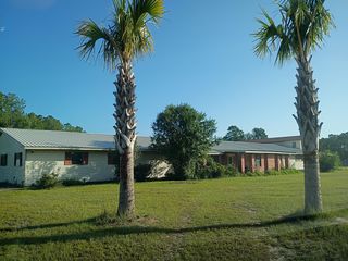 46 Veterans Ln, Freeport, FL 32439