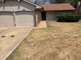 300 S  Silver Leaf Dr, Moore, OK 73160