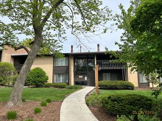 6173 Knoll Lane Ct #202, Willowbrook, IL 60527