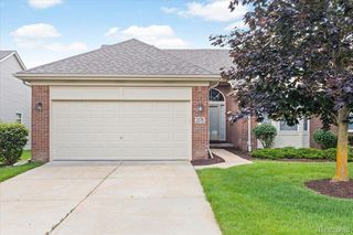 2076 Red Maple Ln, Walled Lake, MI 48390