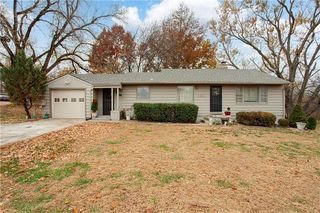 6811 Blue Pkwy, Kansas City, MO 64129
