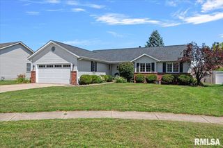 817 Chestnut Ct, Chatham, IL 62629