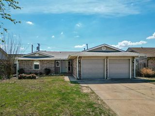608 NW 17th St, Moore, OK 73160