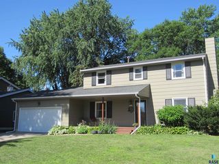 2701 S  Elmwood Ave, Sioux Falls, SD 57105