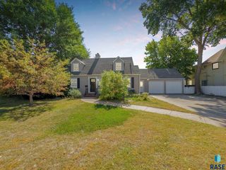 217 E  26th St, Sioux Falls, SD 57105
