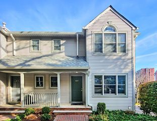 469 Undercliff Ave, Edgewater, NJ 07020