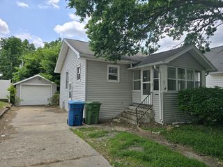 947 Newton St, Waterloo, IA 50703