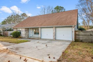 2 Macy Ln, Mary Esther, FL 32569