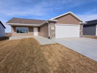 2302 E  41st St, Kearney, NE 68847