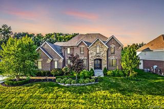 10486 Stoney Point Dr, South Lyon, MI 48178