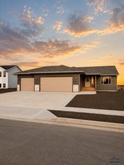 620 Bull Run Dr, Box Elder, SD 57719