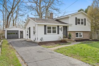 1510 Southlawn Dr SW, Wyoming, MI 49509