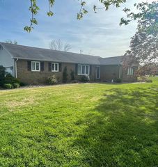 726 Walnut Hill Rd, Centralia, IL 62801