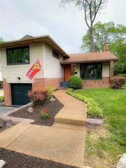 940 N  Geyer Rd, Saint Louis, MO 63122