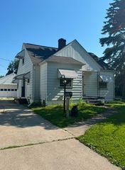 8 Southlawn Ct, Saginaw, MI 48602