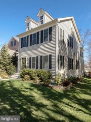 10802 2nd St, Fairfax, VA 22030