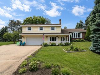 923 Barbara Ln, Marinette, WI 54143