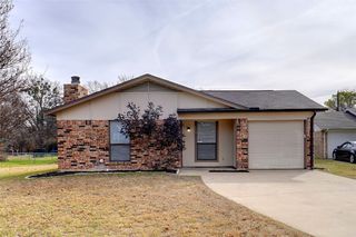844 James St, Azle, TX 76020