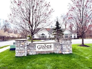 607 Brook Hollow Dr, Whippany, NJ 07981