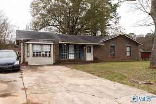 1007 Honeysuckle Ln SW, Decatur, AL 35601