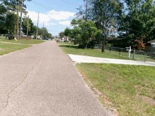 Exterior Neighborhood (street photo)