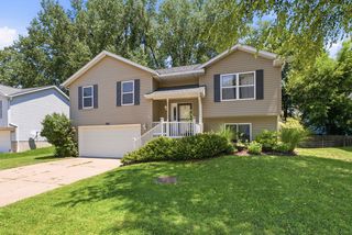 5803 Hillandale Rd, Davenport, IA 52806