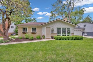 1227 Sycamore Dr, Rochester, MI 48307